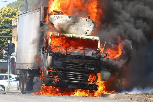 علت آتش گرفتن کابین کامیون